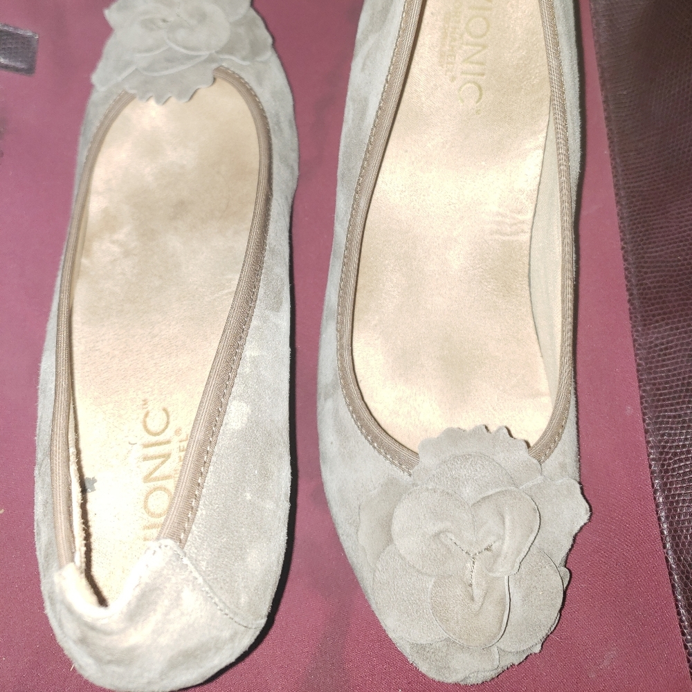 Vionic Suede Flower Taupe/Grey Wedge Wood He